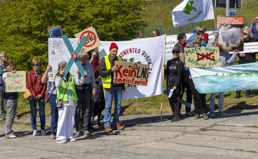 Minister Habeck besucht Mukran Insgesamt 82 Demonstranten protestieren gegen den Besuch von Bundeswirtschaftsminister Robert Habeck im Hafen Mukran auf der Insel Ruegen. Der Hafen ist ein moeglicher Standort fuer ein geplantes Terminal fuer Fluessigerdgas LNG in Mecklenburg-Vorpommern. Mukran Mecklenburg-Vorpommern Deutschland *** Minister Habeck visits Mukran A total of 82 demonstrators protest against the visit of Federal Minister of Economics Robert Habeck to the port of Mukran on the island of Ruegen The port is a possible site for a planned terminal for liquefied natural gas LNG in Mecklenburg Vorpommern Mukran Mecklenburg Vorpommern Germany