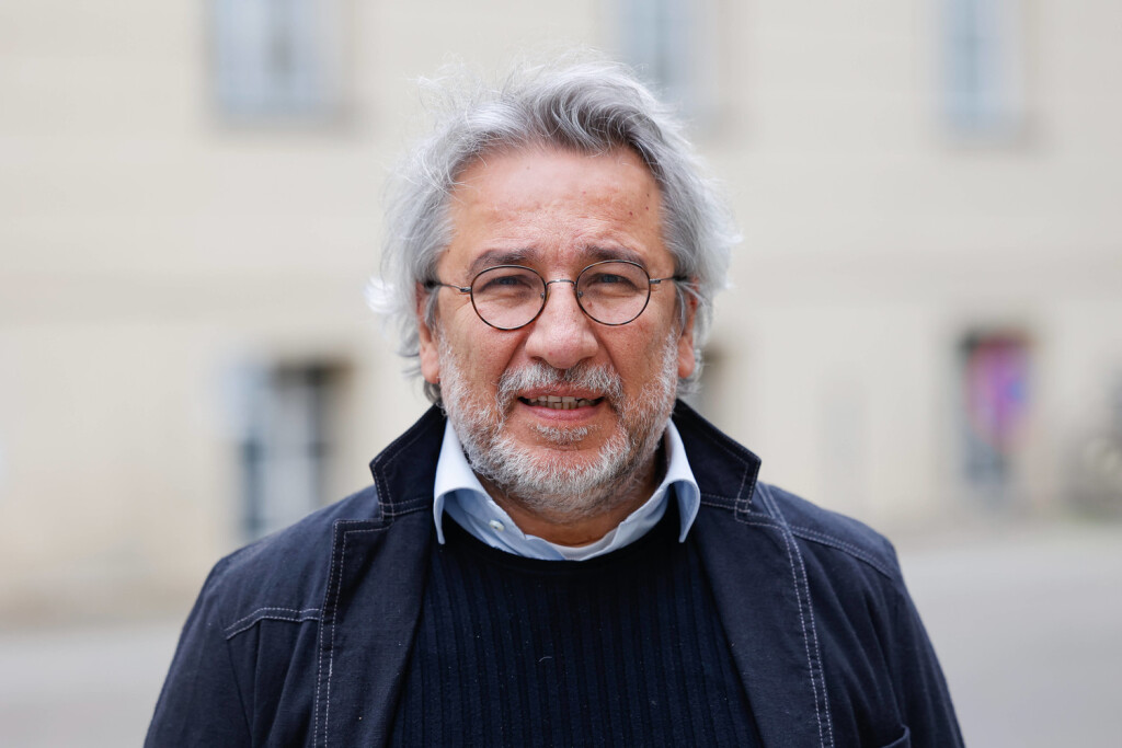 Can Dündar bei der Pressekonferenz zum Festival Gezi - Ten Years after im Gezi Cafe beim Gorki Theater am 16.05.23 in Berlin Gezi Festival - Ten Years After - Pressekonferenz in Berlin *** Can Dündar at the press conference for the Gezi Ten Years After Festival at the Gezi Cafe near the Gorki Theater on 16 05 23 in Berlin Gezi Festival Ten Years After press conference in Berlin