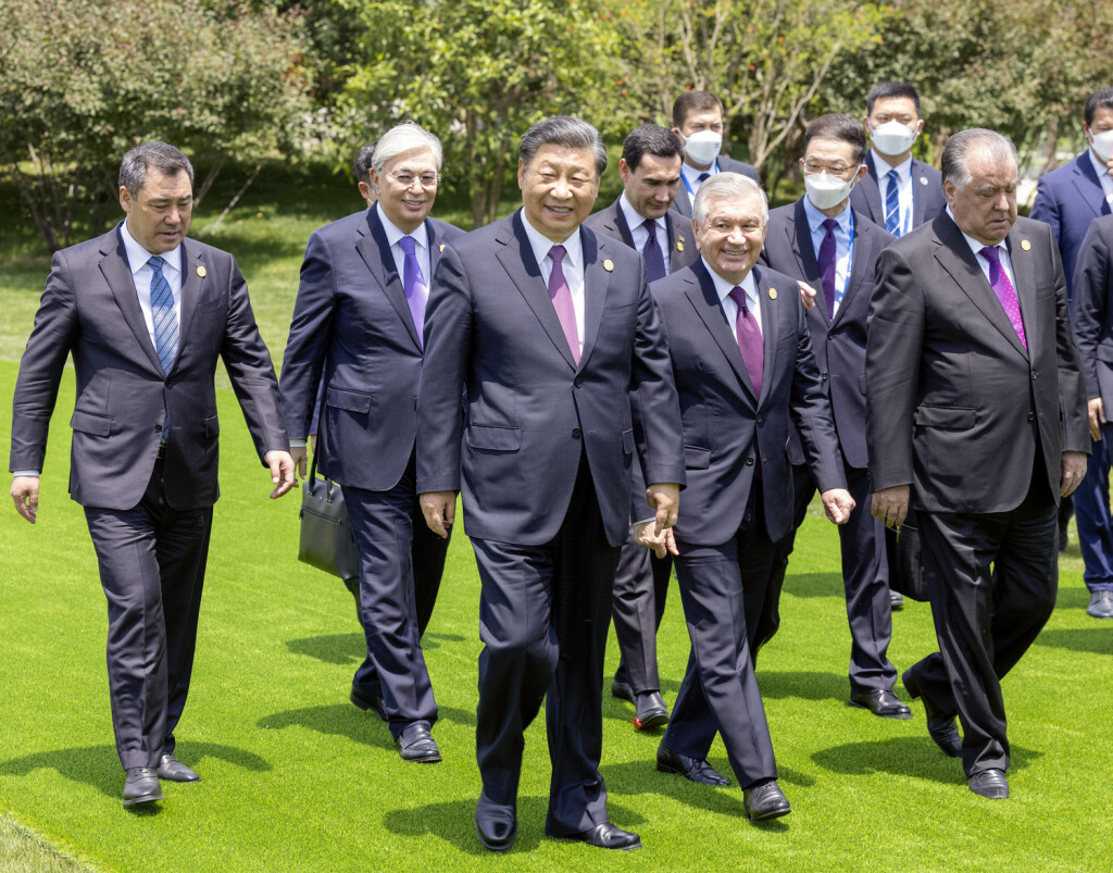 China-Zentralasien-Gipfel in Xi an 230519 -- XI AN, May 19, 2023 -- Chinese President Xi Jinping and leaders of five Central Asian countries plant six pomegranate trees that represent close China-Central Asia solidarity and cooperation after the first China-Central Asia Summit in Xi an, northwest China s Shaanxi Province, May 19, 2023. Xi chaired the first China-Central Asia Summit and delivered a keynote speech themed Working Together for a China-Central Asia Community with a Shared Future Featuring Mutual Assistance, Common Development, Universal Security, and Everlasting Friendship at the summit here on Friday. CHINA-SHAANXI-XI AN-XI JINPING-CHINA-CENTRAL ASIA SUMMIT CN LiuxBin PUBLICATIONxNOTxINxCHN