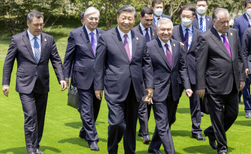 China-Zentralasien-Gipfel in Xi an 230519 -- XI AN, May 19, 2023 -- Chinese President Xi Jinping and leaders of five Central Asian countries plant six pomegranate trees that represent close China-Central Asia solidarity and cooperation after the first China-Central Asia Summit in Xi an, northwest China s Shaanxi Province, May 19, 2023. Xi chaired the first China-Central Asia Summit and delivered a keynote speech themed Working Together for a China-Central Asia Community with a Shared Future Featuring Mutual Assistance, Common Development, Universal Security, and Everlasting Friendship at the summit here on Friday. CHINA-SHAANXI-XI AN-XI JINPING-CHINA-CENTRAL ASIA SUMMIT CN LiuxBin PUBLICATIONxNOTxINxCHN