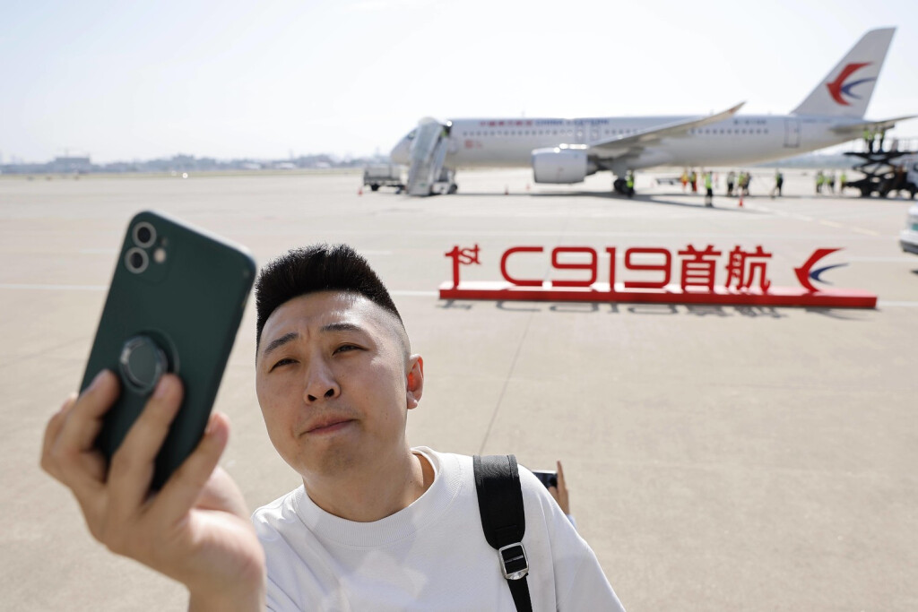 Ein Passagier macht ein Selfie vor dem C919, Chinas erstem heimisch konstruierten Linienflugzeug