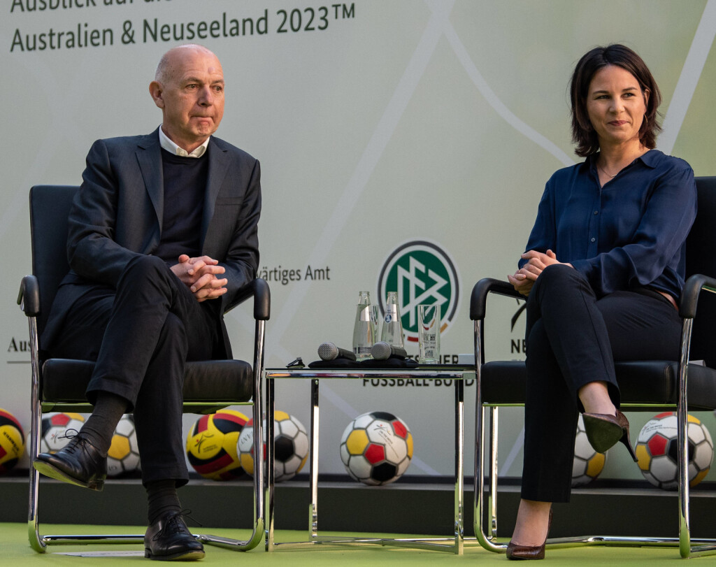 Sport Bilder des Tages Frauen Fussball WM 2023: FIFA Trophy Tour in Berlin. Berlin, 03.05.2023 Bernd Neuendorf DFB Praesident Annalena Baerbock Aussenministerin WM-Kick-Off im Auswaertigen Amt als Ausblick auf die FIFA Frauen-Weltmeisterschaft Australien & Neuseeland 2023 Auswaertigen Amt, Berlin, 03.05.2023 *** Womens Football World Cup 2023 FIFA Trophy Tour in Berlin Berlin, 03 05 2023 Bernd Neuendorf DFB President Annalena Baerbock Foreign Minister World Cup Kick Off at the Foreign Office as a preview of the FIFA Womens World Cup Australia New Zealand 2023 Foreign Office, Berlin, 03 05 2023 Copyright: xBEAUTIFULxSPORTS/LucianoxLimax