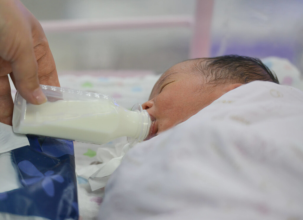 April 25, 2021, Fuyang, Anhui, China: A newborn baby is seen being fed on a bottle in the ward of the hospital neonatal care center..The results of the seventh national census of China will be released soon, and some institutions predict that the birth rate will be lower than the death rate for the first time. Fuyang China - ZUMAs197 20210425_zaa_s197_003 Copyright: xSheldon Cooperx