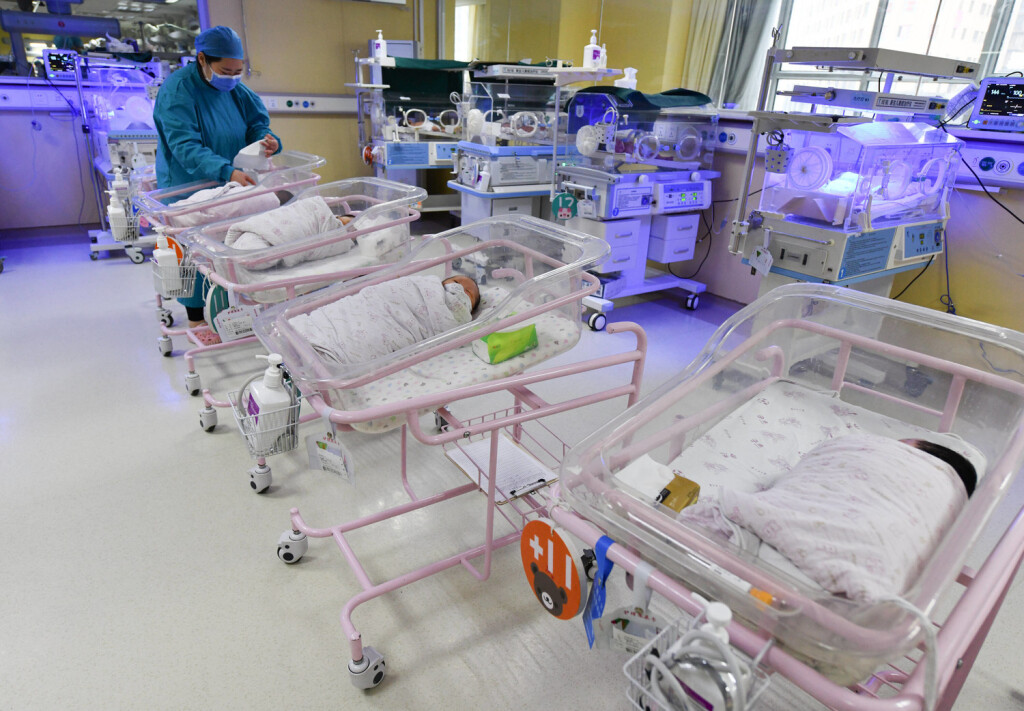 April 25, 2021, Fuyang, Anhui, China: A newborn baby is seen being cared for in the ward of the hospital neonatal care center..The results of the seventh national census of China will be released soon, and some institutions predict that the birth rate will be lower than the death rate for the first time. Fuyang China - ZUMAs197 20210425_zaa_s197_005 Copyright: xSheldon Cooperx