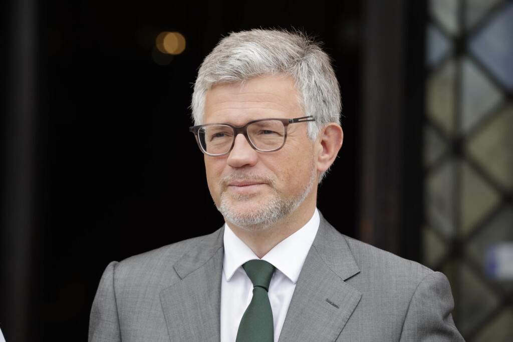 Andrij Melnyk, Ukrainischer Botschafter in Deutschland, Deutschland, Berlin, Begrüßung von Oleksij Tschernyschow, Minister für die Entwicklung von Gemeinden und Territorien der Ukraine und Sondergesandter des ukrainischen Präsidenten Wolodymyr Selenskyj Rotes Rathaus *** Andriy Melnyk, Ukrainian Ambassador to Germany, Germany, Berlin, Welcoming Oleksiy Chernyshov, Minister of Development of Municipalities and Territories of Ukraine and Special Envoy of the President of Ukraine Volodymyr Selenskyy Red City Hall