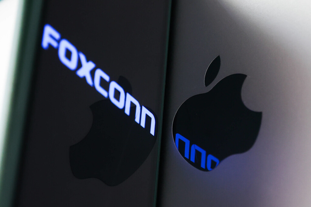 Foxconn Photo Illustrations Foxconn logo displayed on a phone screen and Apple logo on a laptop are seen in this illustration photo taken in Krakow, Poland on November 2, 2022. Krakow Poland PUBLICATIONxNOTxINxFRA Copyright: xJakubxPorzyckix originalFilename: porzycki-foxconnp221102_npBQM.jpg