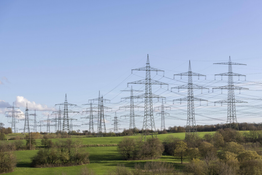 Hochspannungsmasten, Überlandleitungen, Starkstromleitungen, Baden-Württemberg, Deutschland, Europa *** high voltage pylons, overhead power lines, power lines, Bathing Wuerttemberg, Germany, Europe Copyright: imageBROKER/Lilly ibxtke09138087.jpg Bitte beachten Sie die gesetzlichen Bestimmungen des deutschen Urheberrechtes hinsichtlich der Namensnennung des Fotografen im direkten Umfeld der Veröffentlichung