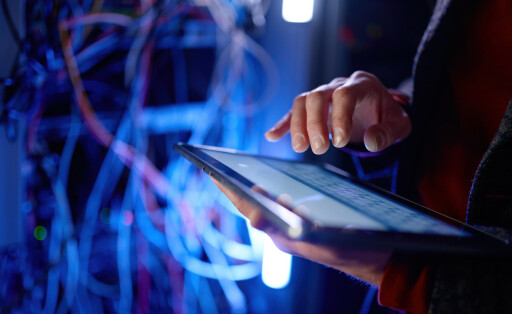 Closeup hand working in digital tablet in server room, Closeup hands of data engineer working in digital tablet in supercomputer server room, Closeup hands of data engineer working in digital tablet in supercomputer server room, 30.03.2023, Copyright: xNomadSoulx Panthermedia34023282.jpg