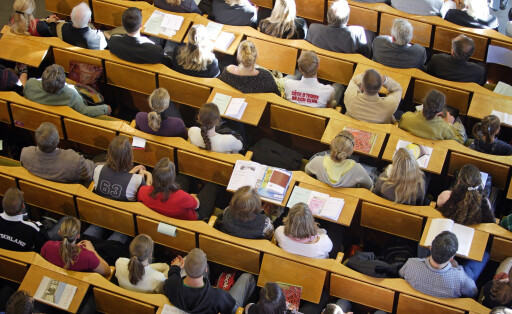 Studenten waehrend einer Vorlesung an der Humboldt - Universitaet . Berlin , 16.10.2006 . , , Berlin Deutschland PUBLICATIONxINxGERxSUIxAUTxONLY Copyright: xLiesaxJohannssenx
Students waehrend a Lecture to the Humboldt University Berlin 16 10 2006 Berlin Germany PUBLICATIONxINxGERxSUIxAUTxONLY Copyright xLiesaxJohannssenx