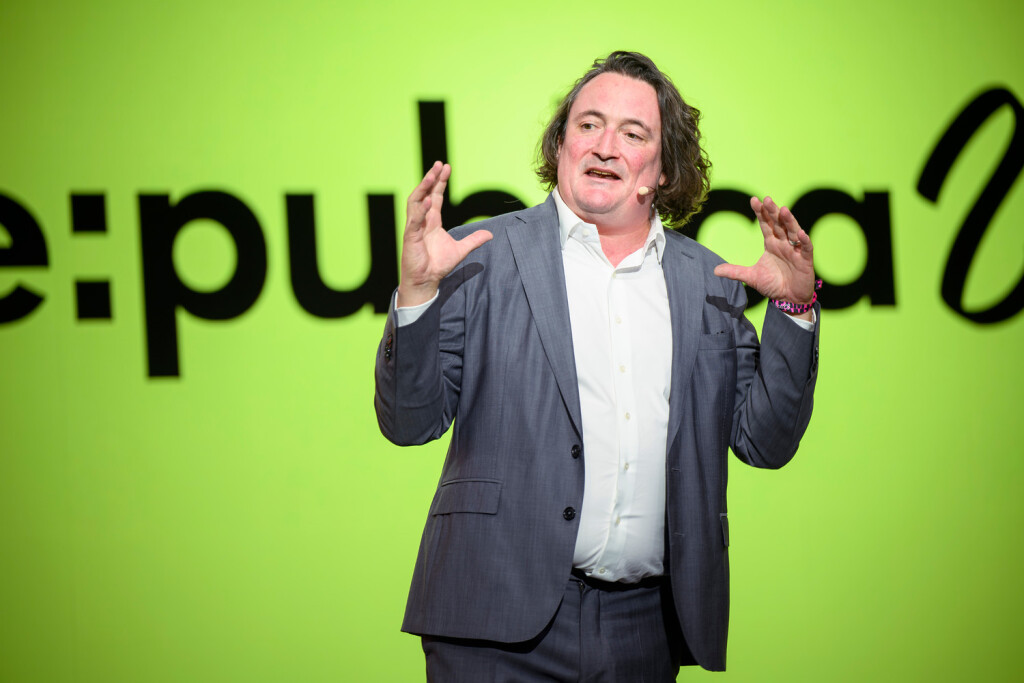 re:publica 23 – 05. - 07. Juni 2023
—
Session: Welcome everybody - it's re:publica time! /// Speaker: Andreas Gebhard, Markus Beckedahl, Johnny Haeusler
—
Die re:publica findet vom 05. bis 07. Juni 2023 in der Arena Berlin und dem Festsaal Kreuzberg statt. Das Festival für die digitale Gesellschaft steht in diesem Jahr unter dem Motto „CASH“.
Berlin, 05.06.2023
Foto: Stefanie Loos/re:publica