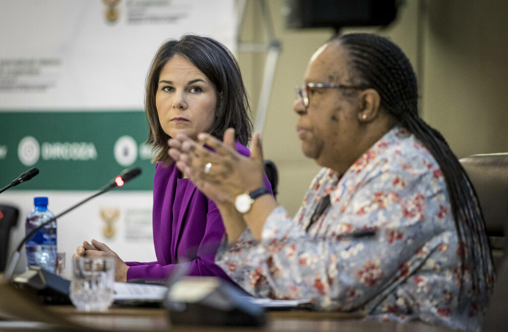 Annalena Baerbock Buendnis 90/Die Gruenen, Bundesaussenministerin, trifft die Aussenministerin von Suedafrika, Grace Naledi Pandor, in Pretoria. Hier gemeinsame Pressekonferenz. Pretoria Suedafrika *** Annalena Baerbock Buendnis 90 Die Gruenen , German Foreign Minister, meets the Foreign Minister of South Africa, Grace Naledi Pandor, in Pretoria Here joint press conference Pretoria South Africa Copyright: xThomasxKoehlerx