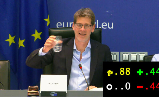 Eine denkwürdige Sitzung: Der ENVI-Vorsitzende Pascal Canfin (Renew) bei der Abstimmung (Screenshot).