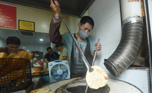 The 2023 Michelin Guide Wang s Bakery A clerk at Wang s bakery takes out the baked bakery from the oven in Hangzhou, East China s Zhejiang province, June 5, 2023. Wang s bakery has been selected for the 2023 edition of the Hangzhou Michelin Guide. Hangzhou China PUBLICATIONxNOTxINxFRA Copyright: xLongxWeix/xCFOTOx originalFilename: cfoto-the2023m230605_npron.jpg