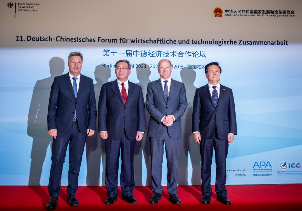 20.06.2023, Berlin: Robert Habeck (Bündnis 90/Die Grünen, l-r), Bundesminister für Wirtschaft und Klimaschutz, Li Qiang, Ministerpräsident der Volksrepublik China, Bundeskanzler Olaf Scholz (SPD), und Zheng Shanjie, Vorsitzender der Nationalen Entwicklungs- und Reformkommission der VR China, kommen zum Deutsch-Chinesischen Forum für wirtschaftliche und technologische Zusammenarbeit im Rahmen der deutsch-chinesischen Regierungskonsultationen. Die Konsultationen der Regierungschefs und mehrerer weiterer Kabinettsmitglieder beider Seiten gibt es seit 2011. Sie finden nun schon zum siebten Mal statt. Foto: Kay Nietfeld/dpa +++ dpa-Bildfunk +++
