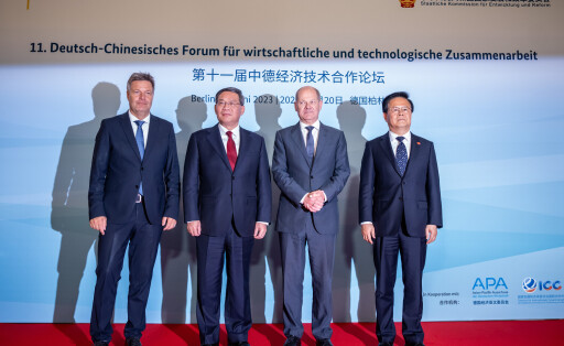 20.06.2023, Berlin: Robert Habeck (Bündnis 90/Die Grünen, l-r), Bundesminister für Wirtschaft und Klimaschutz, Li Qiang, Ministerpräsident der Volksrepublik China, Bundeskanzler Olaf Scholz (SPD), und Zheng Shanjie, Vorsitzender der Nationalen Entwicklungs- und Reformkommission der VR China, kommen zum Deutsch-Chinesischen Forum für wirtschaftliche und technologische Zusammenarbeit im Rahmen der deutsch-chinesischen Regierungskonsultationen. Die Konsultationen der Regierungschefs und mehrerer weiterer Kabinettsmitglieder beider Seiten gibt es seit 2011. Sie finden nun schon zum siebten Mal statt. Foto: Kay Nietfeld/dpa +++ dpa-Bildfunk +++