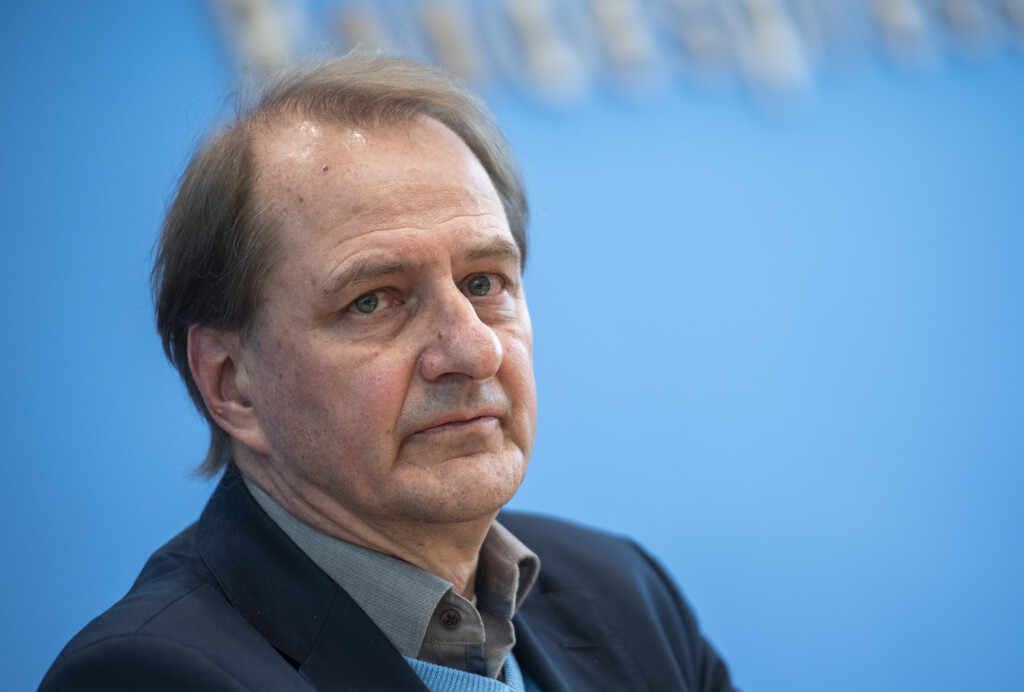 ARCHIV - 15.03.2022, Berlin: Dirk Messner, Präsident des Umweltbundesamtes, spricht bei einer Pressekonferenz zur veröffentlichung der vollständigen Prognose der klimaschädlichen CO2-Emissionen für das Jahr 2021 vom Umweltbundesamt (UBA). (zu "UBA: Feinstaubbelastung durch Holzheizungen so hoch wie durch Verkehr") Foto: Christophe Gateau/dpa +++ dpa-Bildfunk +++