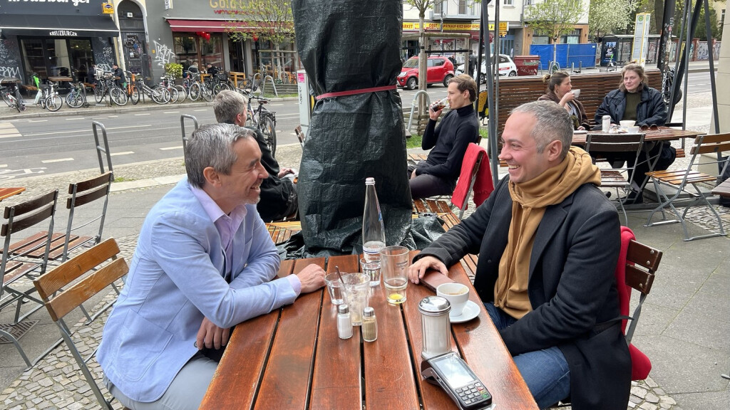 Alexander Gabujew (re.) im Gespräch mit Michael Radunski