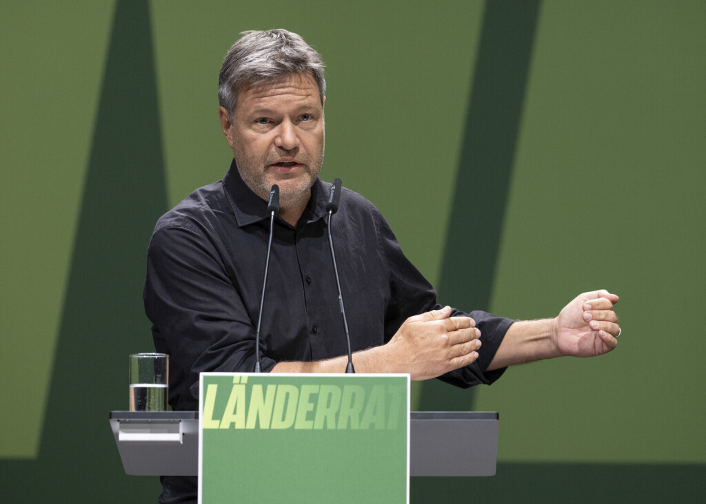 17.06.2023, Hessen, Bad Vilbel: Der Bundesvorsitzende Robert Habeck spricht auf dem Länderrat der Grünen. Foto: Boris Roessler/dpa +++ dpa-Bildfunk +++