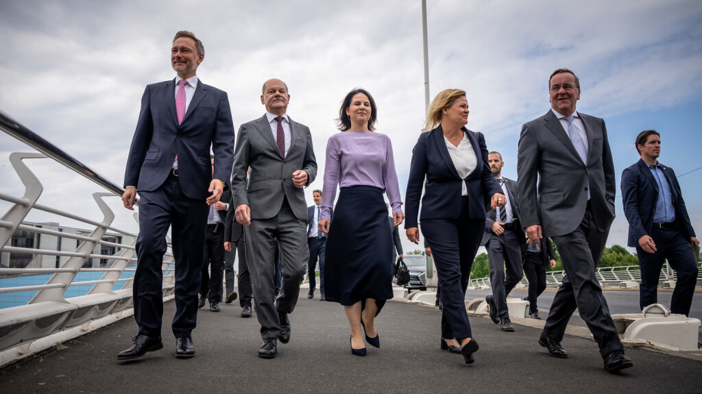 dpatopbilder - 14.06.2023, Berlin: Christian Lindner (l-r, FDP), Bundesminister der Finanzen, Bundeskanzler Olaf Scholz (SPD), Annalena Baerbock (Bündnis 90/Die Grünen), Außenministerin, Nancy Faeser (SPD), Bundesministerin des Innern und Heimat, und Boris Pistorius (SPD), Verteidigungsminister, sind auf dem Weg zu einer Pressekonferenz zur Nationalen Sicherheitsstrategie. Die Bundesregierung hat eine umfassende Nationale Sicherheitsstrategie, die alle Aspekte der äußeren und inneren Sicherheit umfasst, beschlossen. Foto: Michael Kappeler/dpa +++ dpa-Bildfunk +++