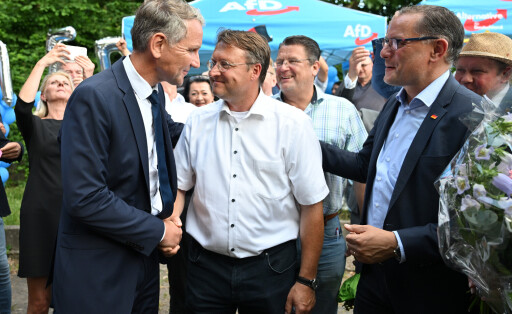 25.06.2023, Thüringen, Sonneberg: Björn Höcke, Vorsitzender der AfD Thüringen (l) und Tino Chrupalla, AfD-Bundesvorsitzender (r) gratulieren im Garten des Restaurants Frankenbaude dem Wahlsieger des Thüringer Kreis Sonneberg, Robert Sesselmann (AfD,M). Der ehemalige Landrat Hans-Peter Schmitz (parteilos) war aufgrund einer langwierigen Erkrankung in den Ruhestand versetzt worden. Der AfD-Abgeordnete Robert Sesselmann hatte in der ersten Runde die meisten Stimmen erhalten. Er wäre der erste AfD-Landrat in Deutschland. In der Stichwahl tritt er gegen Jürgen Köpper (CDU) an. Foto: Martin Schutt/dpa +++ dpa-Bildfunk +++