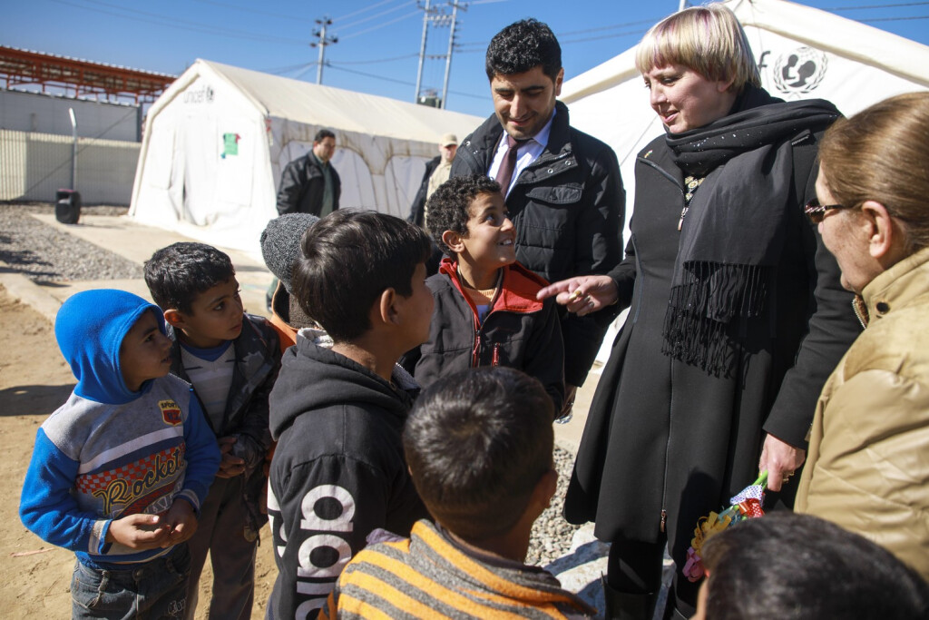 Claudia Roth, Gruene, Vizepraesidentin des Deutschen Bundestages, beim Besuch des Fluechtlingscamps Debaga, in dem rund 40.000 Gefluechtete ueberwiegend aus Mossul leben. Debaga, 03.02.2017. Debaga Irak PUBLICATIONxINxGERxSUIxAUTxONLY Copyright: xMichaelxGottschalkx
Claudia Roth green Vice-President the German Bundestag the Visit the Fluechtlingscamps in the Around 40 000 gefluechtete Mostly out Mosul Life 03 02 2017 Iraq PUBLICATIONxINxGERxSUIxAUTxONLY Foto: Imago/Michael Gottschalk