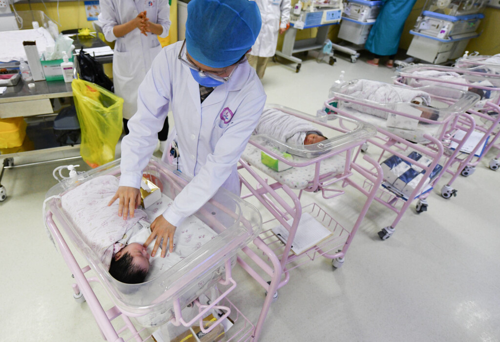 April 25, 2021, Fuyang, Anhui, China: A newborn baby is seen being cared for in the ward of the hospital neonatal care center..The results of the seventh national census of China will be released soon, and some institutions predict that the birth rate will be lower than the death rate for the first time. Fuyang China - ZUMAs197 20210425_zaa_s197_006 Copyright: xSheldon Cooperx