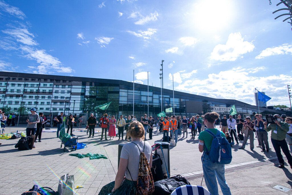 Protest von Klimaaktivisten beim den internationaler Klimaschutz-Beratungen in Bonn. Am Freitag 10. Juni 2022 Haben Klimaaktivisten vor der Internationaler Klimaschutz-Beratungen in Bonn Demonstriert.Die jährlich stattfindenden Zwischenverhandlungen der Klimarahmenkonvention der Vereinten Nationen finden von 6. bis 16. Juni in Bonn statt. Es werden 4.000 Delegierte im WCCB erwartet. Foto:10.06.2022 , Bonn. Foto: Aktivisten vor dem WCCB Gebaüde. Bonn Gronau Nordrhein-Westfalen Deutschland *** Protest of climate activists at the international climate change talks in Bonn On Friday 10 June 2022, climate activists demonstrated in front of the international climate change talks in Bonn The annual interim negotiations of the United Nation