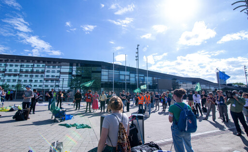 Protest von Klimaaktivisten beim den internationaler Klimaschutz-Beratungen in Bonn. Am Freitag 10. Juni 2022 Haben Klimaaktivisten vor der Internationaler Klimaschutz-Beratungen in Bonn Demonstriert.Die jährlich stattfindenden Zwischenverhandlungen der Klimarahmenkonvention der Vereinten Nationen finden von 6. bis 16. Juni in Bonn statt. Es werden 4.000 Delegierte im WCCB erwartet. Foto:10.06.2022 , Bonn. Foto: Aktivisten vor dem WCCB Gebaüde. Bonn Gronau Nordrhein-Westfalen Deutschland *** Protest of climate activists at the international climate change talks in Bonn On Friday 10 June 2022, climate activists demonstrated in front of the international climate change talks in Bonn The annual interim negotiations of the United Nation