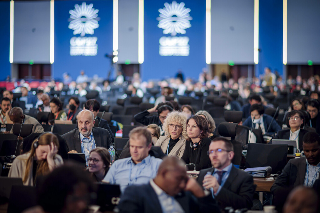 L-R Jennifer Lee Morgan, Staatssekretaerin und Sonderbeauftragte fuer internationale Klimapolitik im Auswaertigen Amt und Annalena Baerbock Buendnis 90/Die Gruenen, Bundesaussenministerin, , aufgenommen waehrend der Plenarsitzung der COP27 Klimakonferenz. Scharm-el-Sheikh, 20.11.2022 Scharm-el-Sheikh Aegypten *** L R Jennifer Lee Morgan, State Secretary and Special Envoy for International Climate Policy at the Federal Foreign Office and Annalena Baerbock Buendnis 90 Die Gruenen , German Foreign Minister, , taken during the plenary session of the COP27 Climate Change Conference Sharm el Sheikh, 20 11 2022 Sharm el Sheikh Egypt Copyright: xThomasxTrutschelx
