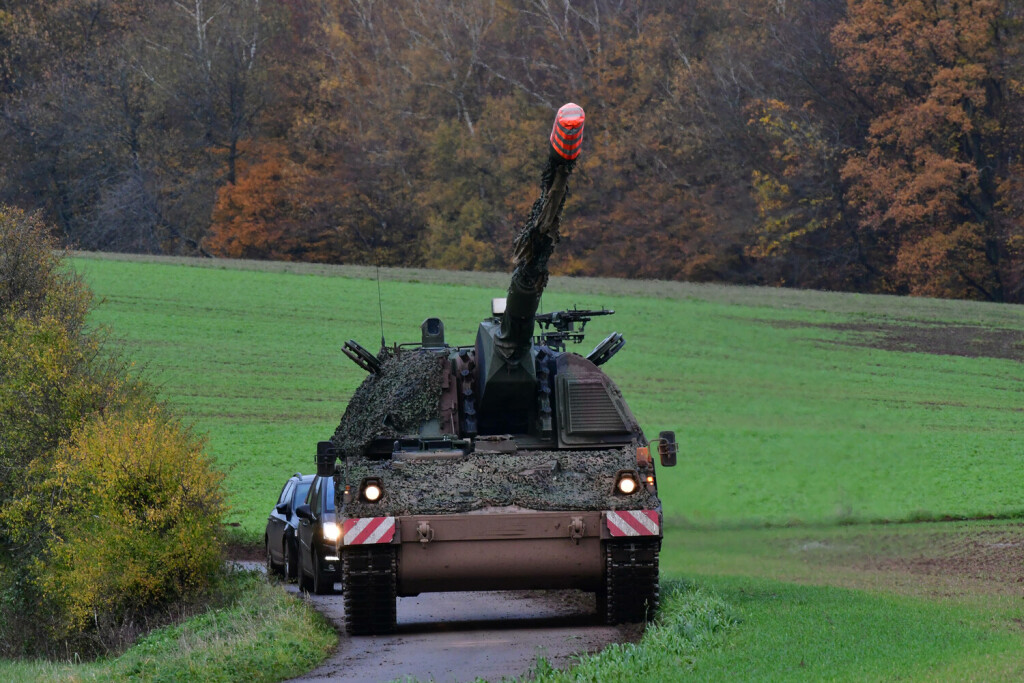 Panzerhaubitze 2000 der Bundeswehr während einer Übung.