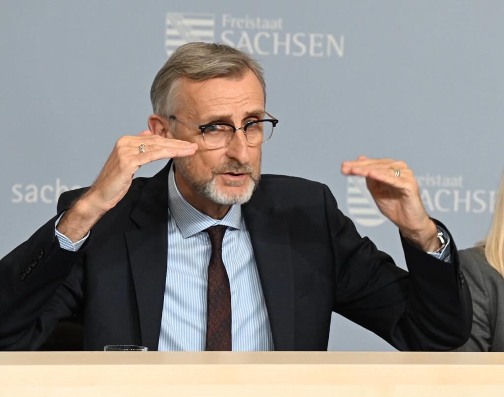 GER Sachsen Dresden Staatskanzlei Mediazentrum - LPK Pressekonferenz mit Staatsinnenminister Innenminister Armin Schuster und der Präsidentin des LKA Landeskriminalamtes Sonja Penzel die die Polizeiliche Krimininalstatistik vorstellten - hier der Minister 21.03.23 210323 *** GER Saxony Dresden State Chancellery Media Center LPK press conference with State Interior Minister Armin Schuster and the President of the LKA State Criminal Investigation Office Sonja Penzel who presented the police crime statistics here the Minister 21 03 23 210323