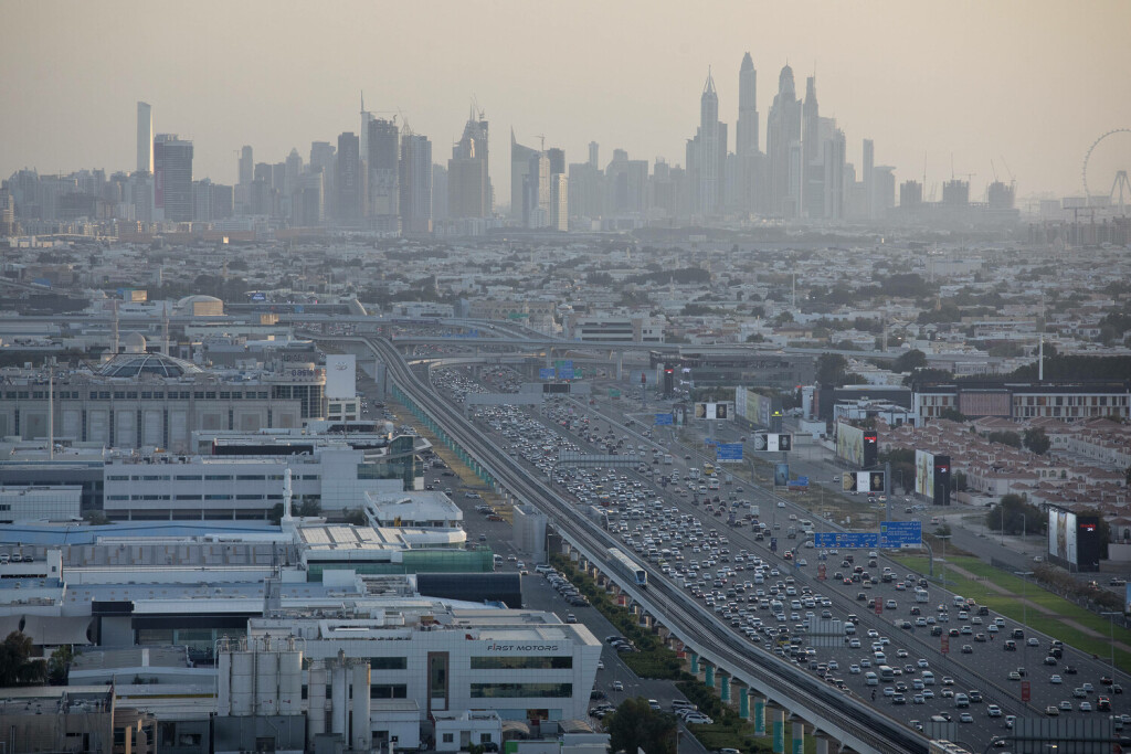22.03.2023, Dubai, VAE - Skyline der Dubai Marina unter einer Dunstglocke. asiatisch, Asien, Aufsicht, aussen, Aussenaufnahme, Autos, Bauwerke, City, diesig, Draufsicht, Dubai, Dubai Marina, Dunstglocke, dunstig, Fruehjahr, Fruehling, Gebaeude, Hochhaeuser, Innenstadt, Jahreszeit, Luftbild, Luftbildaufnahme, Luftverschmutzung, Panorama, PKW, QF, Querformat, Reiseziel, Sheikh Zayed Road, Skyline, Smog, Stadt, Stadtansicht, Stadtbild, Stadtlandschaft, Strasse, Strassenverkehr, UAE, VAE, Vereinigte Arabische Emirate, Verkehr, Vogelperspektive, Vorderasien, Wirtschaft, Zentrum 230322D135DUBAI.JPG *** 22 03 2023, Dubai, UAE Skyline of Dubai Marina under a haze asian, asia, top view, outside, exterior, cars, buildings, city, hazy, top view, du