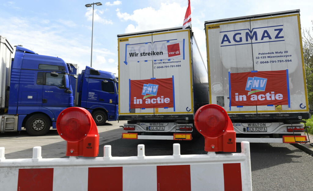 LKW-Fahrer streiken weiter 23.04.2023 Für die Auszahlung des immer noch seit Monaten ausstehenden Lohns vom Arbeitgeber Spediteur streiken die osteuropäischen LKW-Fahrer weiterhin auf der Autobahn Rastanlage Gräfenhausen an der BAB A5 Weiterstadt-Gräfenhausen Hessen Deutschland *** Truck drivers continue to strike 23 04 2023 For the payment of the still for months outstanding wages from the employer forwarding agent, the Eastern European truck drivers continue to strike on the highway rest area Gräfenhausen on the BAB A5 Weiterstadt Gräfenhausen Hesse Germany