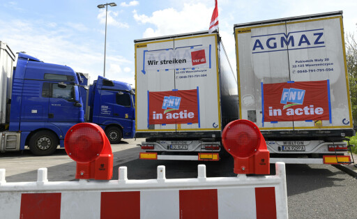 LKW-Fahrer streiken weiter 23.04.2023 Für die Auszahlung des immer noch seit Monaten ausstehenden Lohns vom Arbeitgeber Spediteur streiken die osteuropäischen LKW-Fahrer weiterhin auf der Autobahn Rastanlage Gräfenhausen an der BAB A5 Weiterstadt-Gräfenhausen Hessen Deutschland *** Truck drivers continue to strike 23 04 2023 For the payment of the still for months outstanding wages from the employer forwarding agent, the Eastern European truck drivers continue to strike on the highway rest area Gräfenhausen on the BAB A5 Weiterstadt Gräfenhausen Hesse Germany