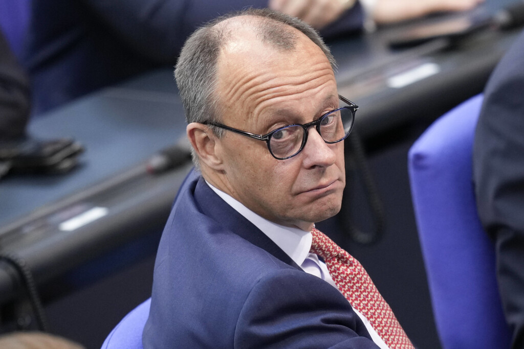 Deutscher Bundestag, 107. Plenarsitzung Friedrich Merz CDU im Portrait mit Blick in die Kamera im Plenum bei der 107. Sitzung des Deutschen Bundestag in Berlin, 26.05.2023 Berlin Berlin Deutschland *** German Bundestag, 107 plenary session Friedrich Merz CDU in portrait looking into the camera in the plenary session at the 107 session of the German Bundestag in Berlin, 26 05 2023 Berlin Berlin Germany