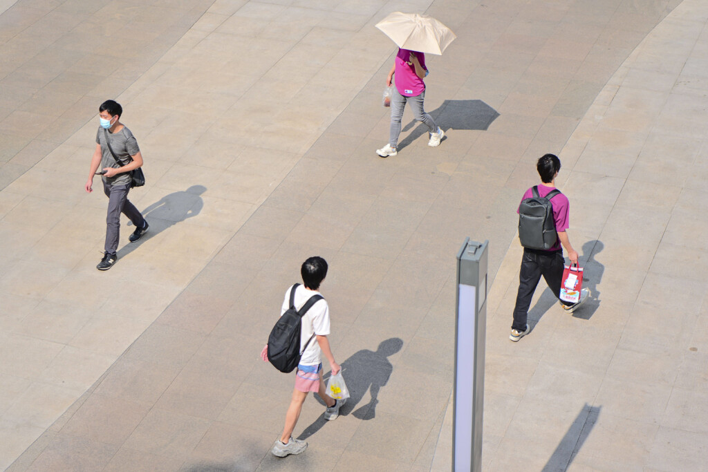 GUANGZHOU, CHINA - MAY 30: Citizens walk on the street during high temperatures on May 30, 2023 in Guangzhou, Guangdong Province of China. Guangzhou Meteorological Observatory issued an orange alert for high temperatures on May 30. PUBLICATIONxINxGERxSUIxAUTxHUNxONLY Copyright: xChinaxNewsxServicex 111438993964
