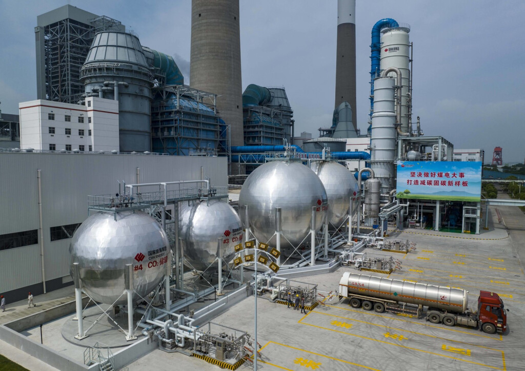 230602 -- TAIZHOU, June 2, 2023 -- This aerial photo taken on June 1, 2023 shows workers loading carbon dioxide at Taizhou coal-fired power plant of China Energy Investment Corporation China Energy in Taizhou, east China s Jiangsu Province. China Energy on Friday announced that it has put Asia s largest carbon capture, utilization and storage CCUS facility for the coal-fired power generation sector into operation in east China s Jiangsu Province. TO GO WITH China launches Asia s largest carbon capture project for coal-fired power sector Photo by /Xinhua CHINA-JIANGSU-CARBON CAPTURE PROJECT CN TangxDehong PUBLICATIONxNOTxINxCHN