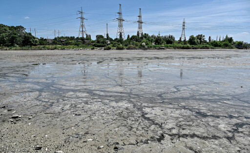Water Level In Kakhovka Reservoir In Nikopol - Ukraine Nikopol, Ukraine - June 9, 2023 - Transmission towers are seen as the level of water in the Kakhovka Reservoir continues to decrease after the Khakhovka Dam was blown up by Russian occupiers, Nikopol, Dnipropetrovsk Region, central Ukraine. Photo by Nina Liashonok/Ukrinform/ABACAPRESS.COM Photo by Dmytro Smolienko/Ukrinform/ABACAPRESS.COM Odesa Dnipropetrovsk Region Ukraine PUBLICATIONxNOTxINxFRAxSPAxUKxUSAxBELxPOL Copyright: xSmoliyenkoxDmytro/Ukrinform/ABACAx 856446_015 SmoliyenkoxDmytro/Ukrinform/ABACAx 856446_015