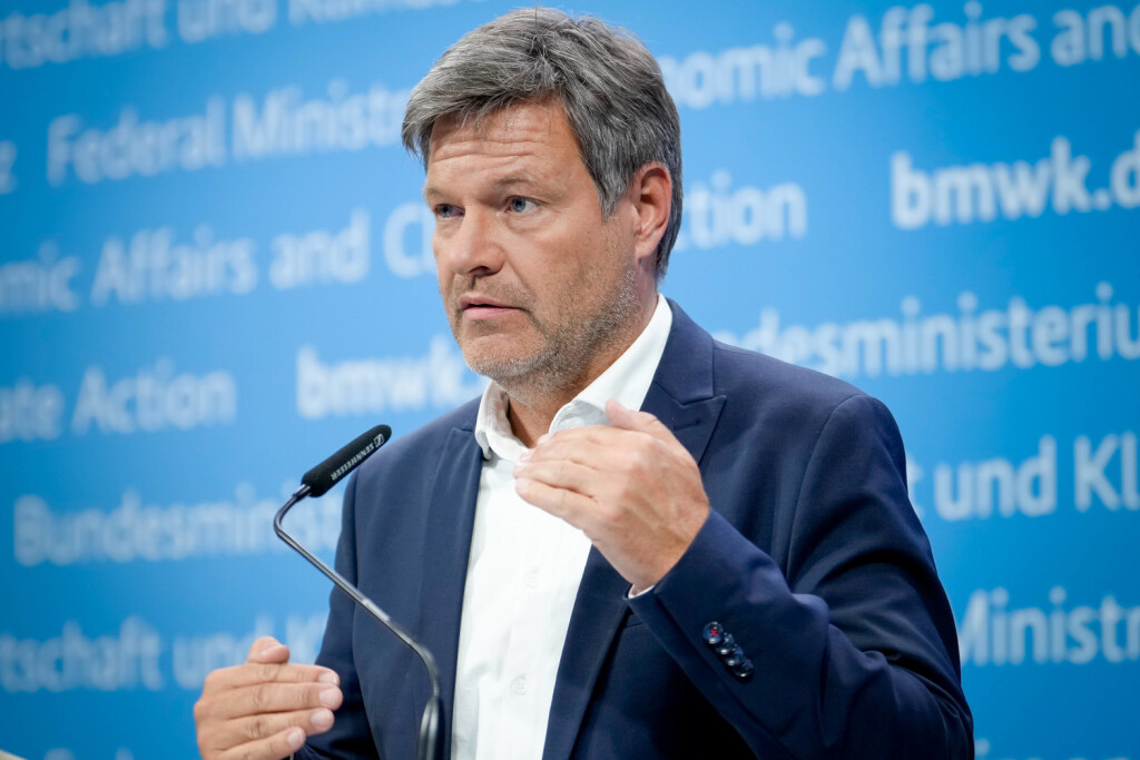 Pressekonferenz des Bundeswirtschaftsministers zum Thema Klimaschutzgesetz und Klimaschutzprogramm Wirtschafts- und Klimaminister Robert Habeck Gruene im Portrait mit besonderer Geste bei der Pressekonferenz zum Thema Klimaschutzgesetz und Klimaschutzprogramm im Bundesministerium für Wirtschaft und Klimaschutz, Berlin , 14.06.2023 Berlin Berlin Deutschland *** Press conference of the Federal Minister of Economy on the topic of climate protection law and climate protection program Economy and Climate Minister Robert Habeck Gruene in portrait with special gesture at the press conference on the topic of climate protection law and climate protection program at the Federal Ministry of Economy and Climate Protection, Berlin , 14 06 2023 Berli