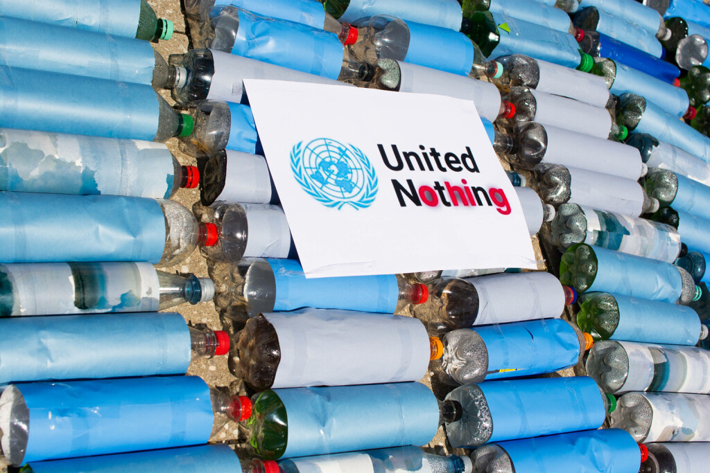 Protest In Bonn Against The War In Ukraine Ukraine activists install a hundred of water bottles with a sign of United Nothing at square of United Nation in Bonn, Germany on June 14, 2023 to appeal to representatives from all nations for the climate conference in Bonn as Ukraine Kakhovskaya dam was attacked with huge environmental and humane consequences Bonn Germany PUBLICATIONxNOTxINxFRA Copyright: xYingxTangx originalFilename: tang-notitle230614_np3Up.jpg