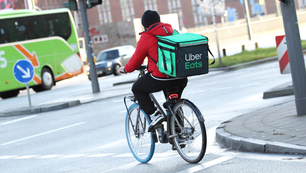 Ein Kurier von Uber Eats fährt mit einem Fahrrad durch die Hamburger Innenstadt. Altstadt Hamburg *** A courier from Uber Eats rides a bicycle through Hamburgs city center Altstadt Hamburg