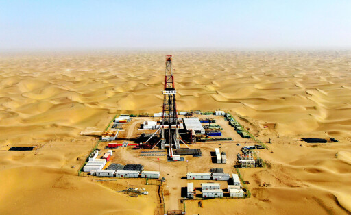 AKSU, CHINA - MARCH 09: Aerial view of an oil well of Tarim Oilfield at Taklimakan Desert in Shaya County on March 9, 2023 in Aksu Prefecture, Xinjiang Uygur Autonomous Region of China. An oil well at Tarim Oilfield was drilled to 9396 meters on March 9, breaking the record of the deepest horizontal oil well in Asia. PUBLICATIONxINxGERxSUIxAUTxHUNxONLY Copyright: xVCGx VCG111426797018