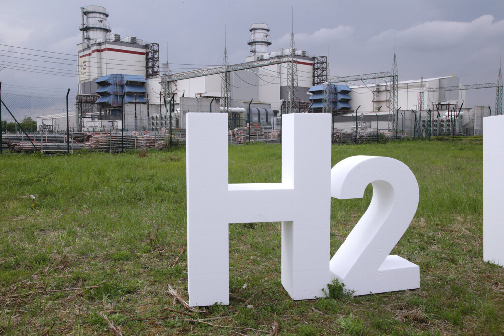 08.05.2023 Hamm, NRW, Gelände Gaskraftwerk von Trianel in Hamm, PK. Das von der Stadtwerke-Kooperation Trianel entwickelte Wasserstoffzentrum Hamm hat mit der Dortmunder Stadtwerke AG DSW21 einen weiteren Partner gewonnen. DSW21 werden sich mit 20 Prozent an dem von Trianel und den Stadtwerken Hamm initiierten Elektrolyseur-Projekt beteiligen. Mit dem Beitritt von DSW21 werden insgesamt vier kommunale Unternehmen am Wasserstoffzentrum Hamm beteiligt sein. Stadtwerke Hamm, Stadtwerke Bochum, DSW21 und Trianel. *** 08 05 2023 Hamm, NRW, site of Trianels gas-fired power plant in Hamm, PK The Hamm Hydrogen Center, developed by the municipal utility cooperation Trianel, has gained another partner in the form of Dortmunds Stadtwerke AG DSW21 D