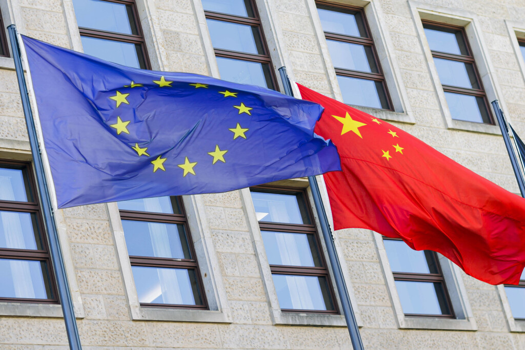 Die Flaggen von Europa und China wehen vor dem Auswaertigen Amt im Wind. Berlin, 09.05.2023 Berlin Germany *** The flags of Europe and China fly in the wind in front of the Foreign Office Berlin, 09 05 2023 Berlin Germany Copyright: xThomasxTrutschelx