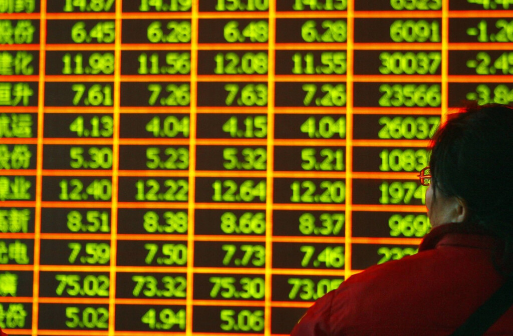 Bildnummer: 56814120 Datum: 03.01.2012 Copyright: imago/Xinhua
(120104) -- BEIJING, Jan. 4, 2012 (Xinhua) -- An investor watches electronic panel showing share prices in a stock trading hall in Beijing, capital of China, Jan. 4, 2012. Chinese stocks closed lower on Wednesday, the first trading day this year, with the benchmark Shanghai Composite Index dropping 1.37 percent, or 30.03 points, to close at 2,169.39 points. The Shenzhen Component Index dived 2.5 percent, or 222.83 points, to finish at 8,695.99. (Xinhua/Wan Xiang) (lfj) CHINA-STOCKS-DROP (CN) PUBLICATIONxNOTxINxCHN Wirtschaft Börse Börsenkurse Aktien Kurs xjh x0x 2012 quer
56814120 Date 03 01 2012 Copyright Imago XINHUA Beijing Jan 4 2012 XINHUA to Investor Watches Electronic Panel showing Share Prices in a Stick Trading Hall in Beijing Capital of China Jan 4 2012 Chinese Stocks Closed Lower ON Wednesday The First Trading Day This Year With The Benchmark Shanghai Composite Index Dropping 1 37 percent or 30 03 Points to Close AT 2 169 39 Points The Shenzhen Component Index dived 2 5 percent or 222 83 Points to Finish AT 8 99 XINHUA Wan Xiang China Stocks Drop CN PUBLICATIONxNOTxINxCHN Economy Exchange Stock Quotes Shares Course XJH x0x 2012 horizontal