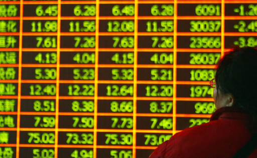 Bildnummer: 56814120 Datum: 03.01.2012 Copyright: imago/Xinhua
(120104) -- BEIJING, Jan. 4, 2012 (Xinhua) -- An investor watches electronic panel showing share prices in a stock trading hall in Beijing, capital of China, Jan. 4, 2012. Chinese stocks closed lower on Wednesday, the first trading day this year, with the benchmark Shanghai Composite Index dropping 1.37 percent, or 30.03 points, to close at 2,169.39 points. The Shenzhen Component Index dived 2.5 percent, or 222.83 points, to finish at 8,695.99. (Xinhua/Wan Xiang) (lfj) CHINA-STOCKS-DROP (CN) PUBLICATIONxNOTxINxCHN Wirtschaft Börse Börsenkurse Aktien Kurs xjh x0x 2012 quer
56814120 Date 03 01 2012 Copyright Imago XINHUA Beijing Jan 4 2012 XINHUA to Investor Watches Electronic Panel showing Share Prices in a Stick Trading Hall in Beijing Capital of China Jan 4 2012 Chinese Stocks Closed Lower ON Wednesday The First Trading Day This Year With The Benchmark Shanghai Composite Index Dropping 1 37 percent or 30 03 Points to Close AT 2 169 39 Points The Shenzhen Component Index dived 2 5 percent or 222 83 Points to Finish AT 8 99 XINHUA Wan Xiang China Stocks Drop CN PUBLICATIONxNOTxINxCHN Economy Exchange Stock Quotes Shares Course XJH x0x 2012 horizontal