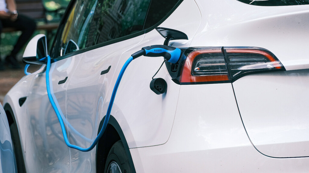 Düsseldorf 10.07.2023 Stromtankstelle Stromtanke Ladestation Elektro-Autos Elektroauto E-Autos Strom Feinstaub Fahrverbot Stromnetz Strompreis E-Ladestation E-Auto Ladesäule Stadtwerke Stromanbieter CO2 Stickoxide HPC Schnellladesäule Schnellladepunkte Schnellladepunkt Elektrotankstelle Elektrotanke Fahrverbote Stromausfall Stromsperre Stromkosten Strompreise Tesla Düsseldorf Nordrhein-Westfalen Deutschland *** Düsseldorf 10 07 2023 electricity charging station charging station electric cars electric car E cars electricity fine dust driving ban electricity grid electricity price E charging station E car charging station public utility electricity supplier CO2 nitrogen oxides HPC fast charging station fast charging points fast charging