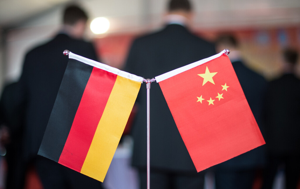 ARCHIV - 12.11.2014, China, Hefei: Eine chinesische und eine deutsche Flagge stehen bei einem Empfang. Das Bundeskabinett beschließt am heutigen Donnerstag nach langer und teils kontroverser Diskussion die mit Spannung erwartete deutsche China-Strategie. Mit der neuen China-Strategie will die Bundesregierung unter anderem Lehren aus dem russischen Angriffskrieg auf die Ukraine ziehen und angesichts einer aggressiveren Außenpolitik Pekings einseitige Abhängigkeiten von dem Land reduzieren. Foto: picture alliance / Ole Spata/dpa +++ dpa-Bildfunk +++