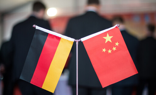 ARCHIV - 12.11.2014, China, Hefei: Eine chinesische und eine deutsche Flagge stehen bei einem Empfang. Das Bundeskabinett beschließt am heutigen Donnerstag nach langer und teils kontroverser Diskussion die mit Spannung erwartete deutsche China-Strategie. Mit der neuen China-Strategie will die Bundesregierung unter anderem Lehren aus dem russischen Angriffskrieg auf die Ukraine ziehen und angesichts einer aggressiveren Außenpolitik Pekings einseitige Abhängigkeiten von dem Land reduzieren. Foto: picture alliance / Ole Spata/dpa +++ dpa-Bildfunk +++