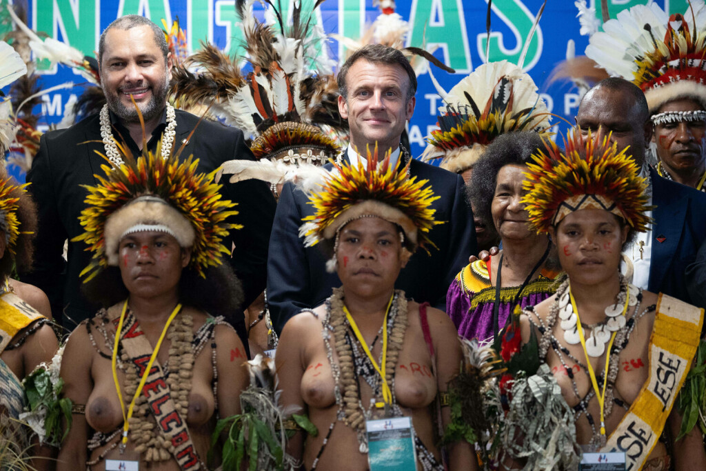 Macron Visits APEC Haus - Papua New Guinea French President Emmanuel Macron, Papua New Guinea Prime Minister James Marape surrounded by traditional dancers at APEC haus in Port Moresby, Papua New Guinea on July 28, 2023. Photo by Raphael Lafargue/ABACAPRESS.COM Port Moresby Papua New Guinea PUBLICATIONxNOTxINxFRAxESPxUKxUSAxBELxPOL Copyright: xLafarguexRaphael/ABACAx 862225_024 LafarguexRaphael/ABACAx 862225_024